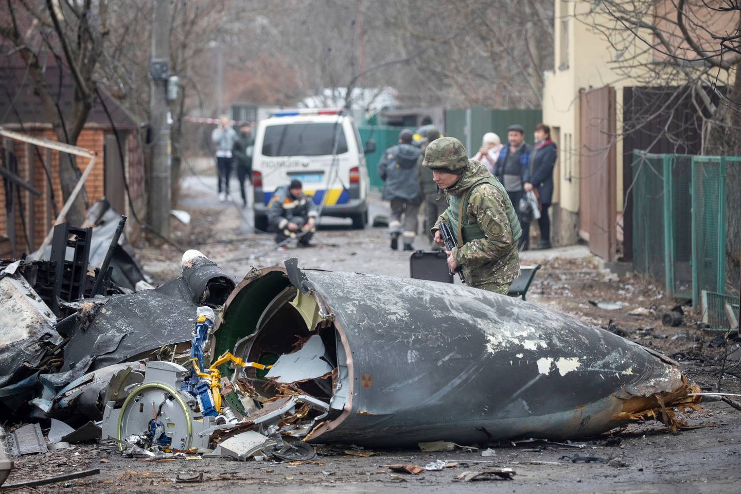 一名乌克兰陆军士兵在基辅检查一架被击落飞机的碎片。 目前还不清楚是什么飞机坠毁以及是什么导致它坠毁。 照片/美联社