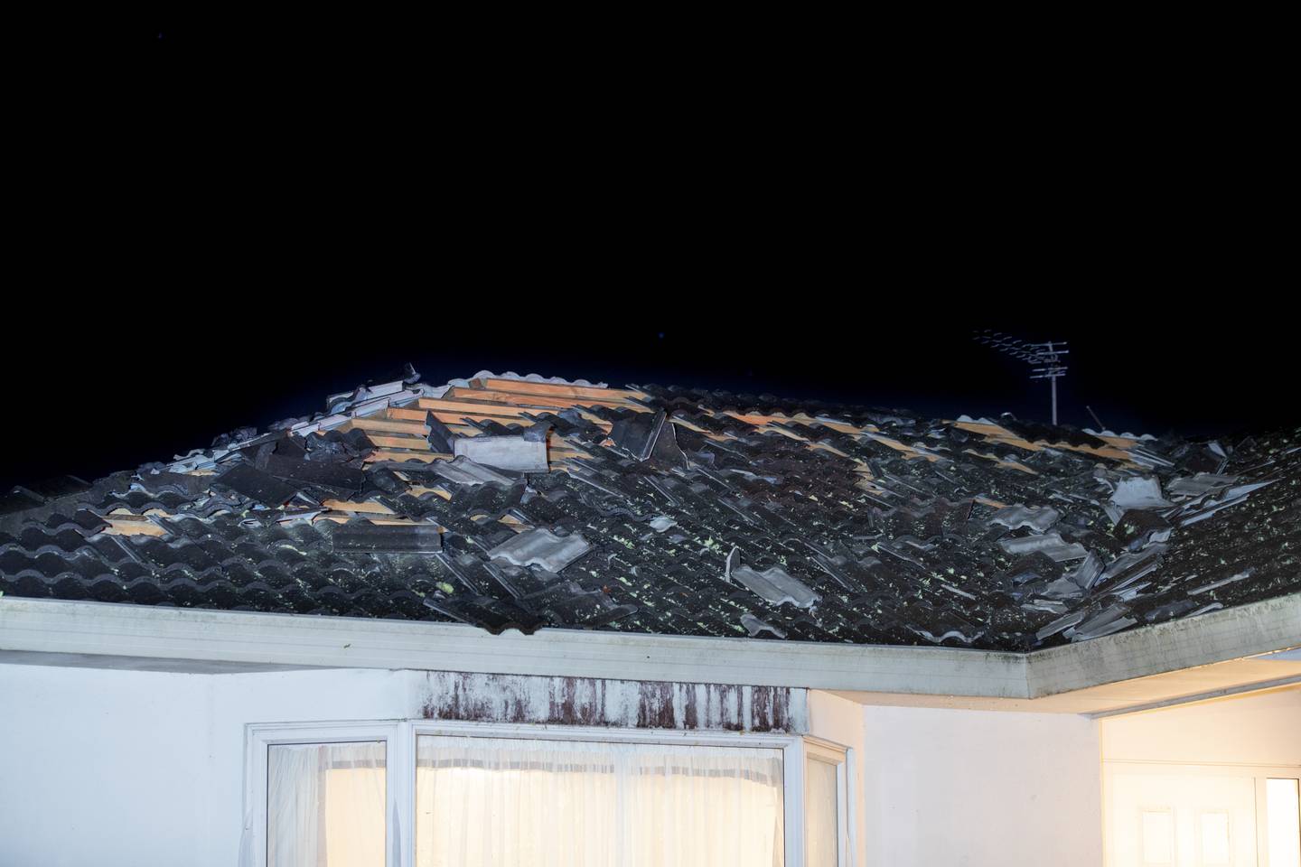 奥克兰东部的许多房屋的屋顶都已损坏。 照片/海登伍德沃德