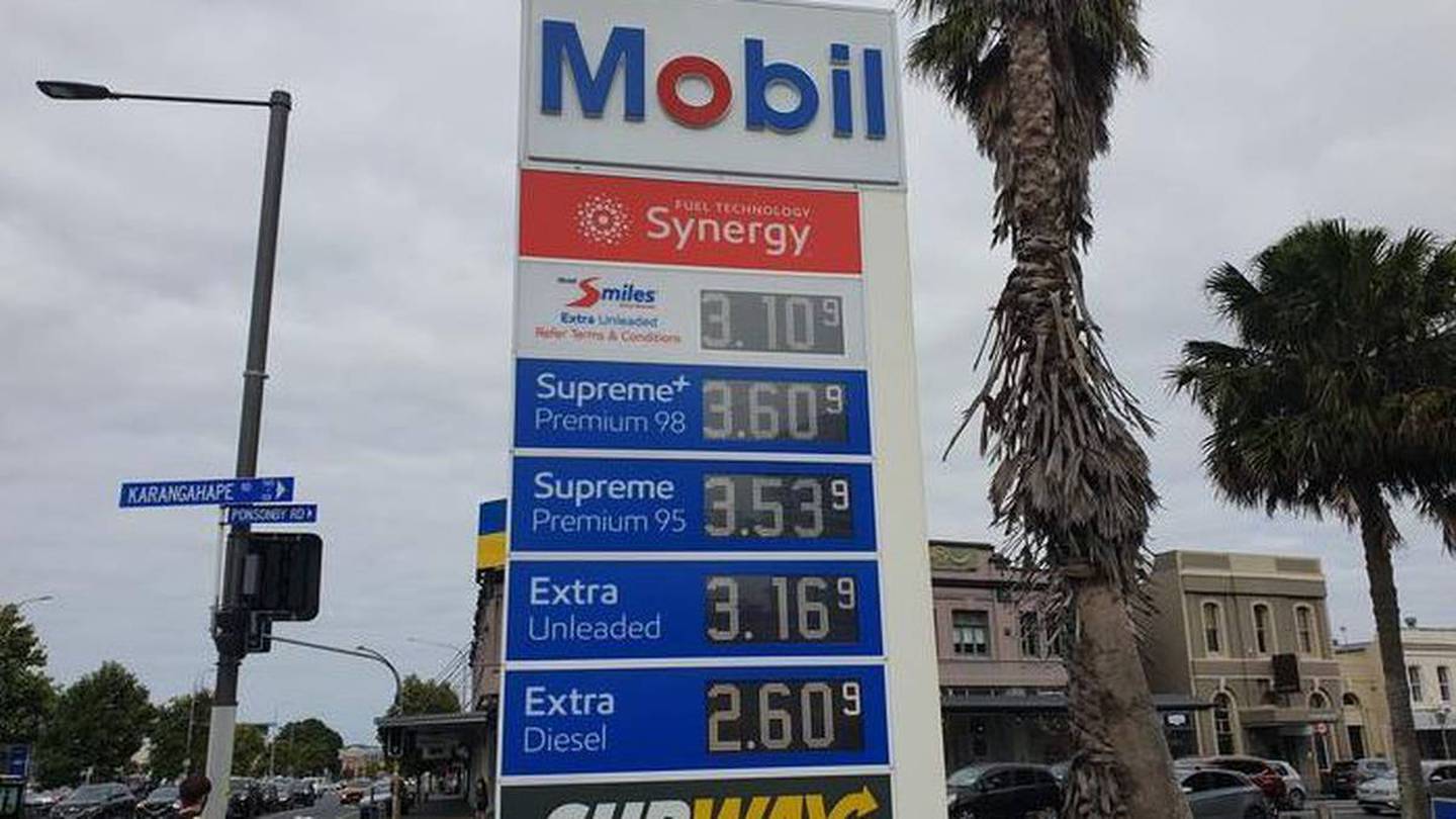 汽油价格已飙升至每升 3 美元以上。