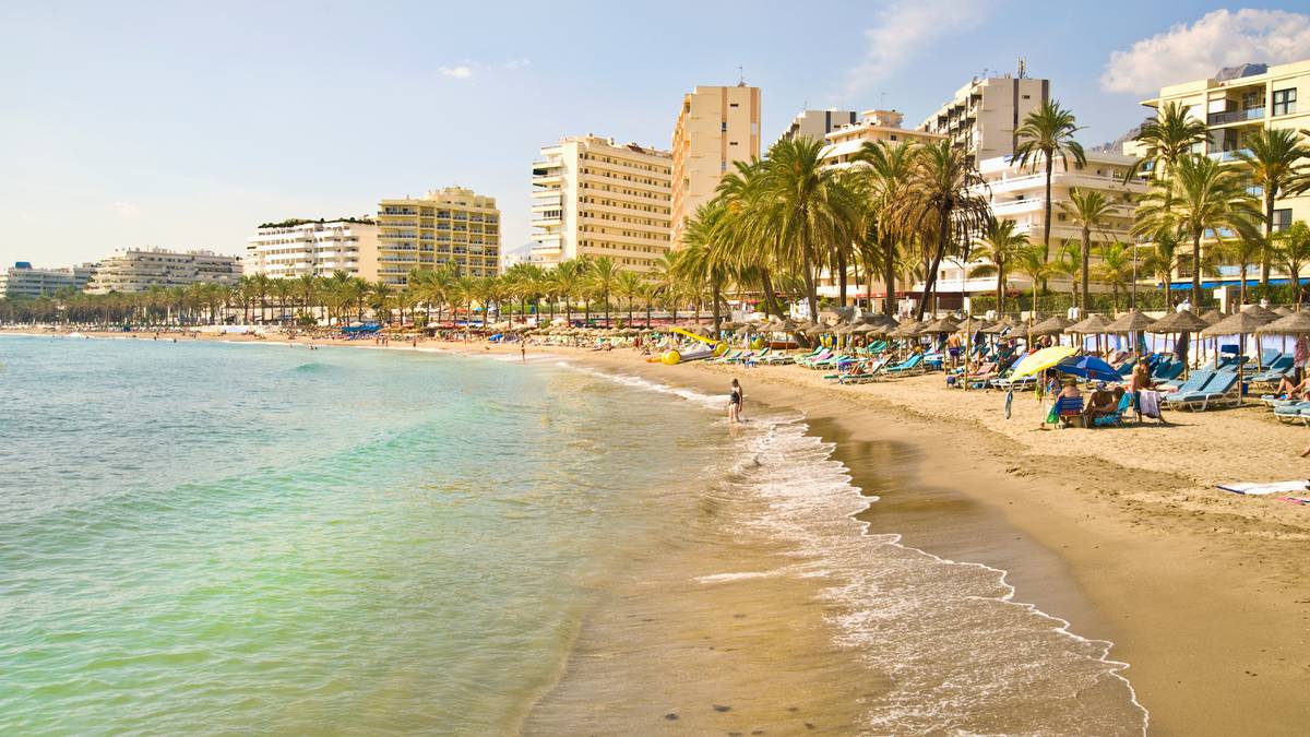 Turyści będą musieli zapłacić grzywnę w wysokości 1250 USD za oddawanie moczu w oceanie w regionie Hiszpanii