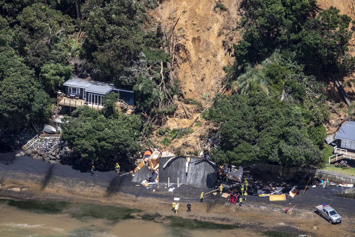 Manukau Heads 的 Orua Bay Beach 的一栋建筑物倒塌后，三人受伤。 照片/迈克尔·克雷格 