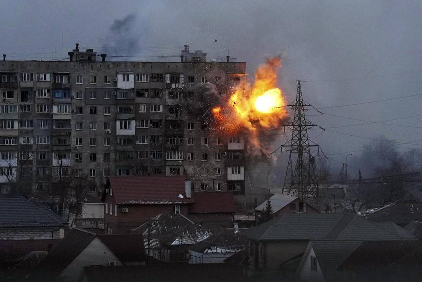 俄罗斯军队坦克在乌克兰马里乌波尔发生火灾后，一栋公寓楼发生爆炸。 照片/美联社