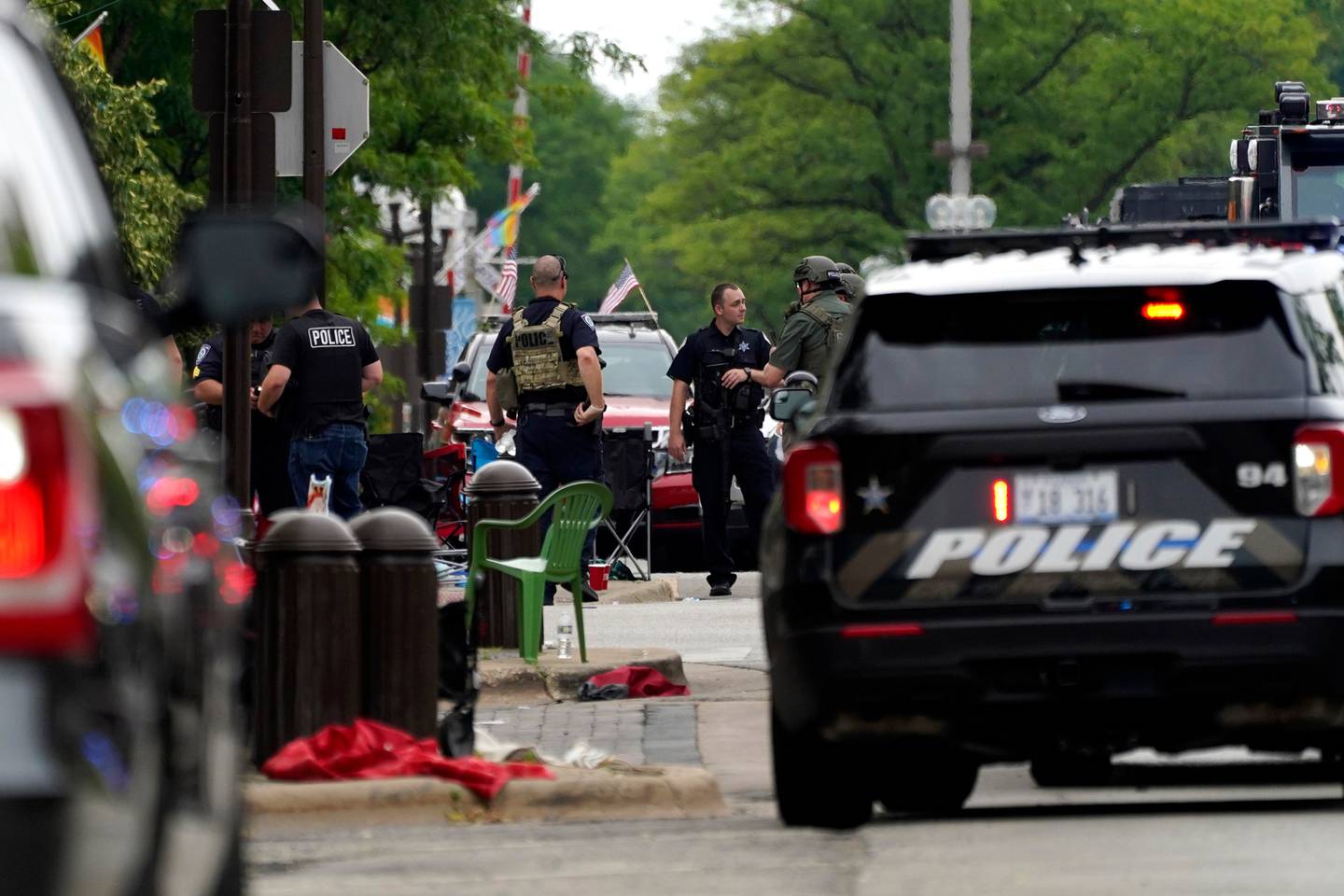 执法人员在 7 月 4 日游行发生大规模枪击事件后搜查高地公园市中心，造成 6 人死亡。 照片/美联社