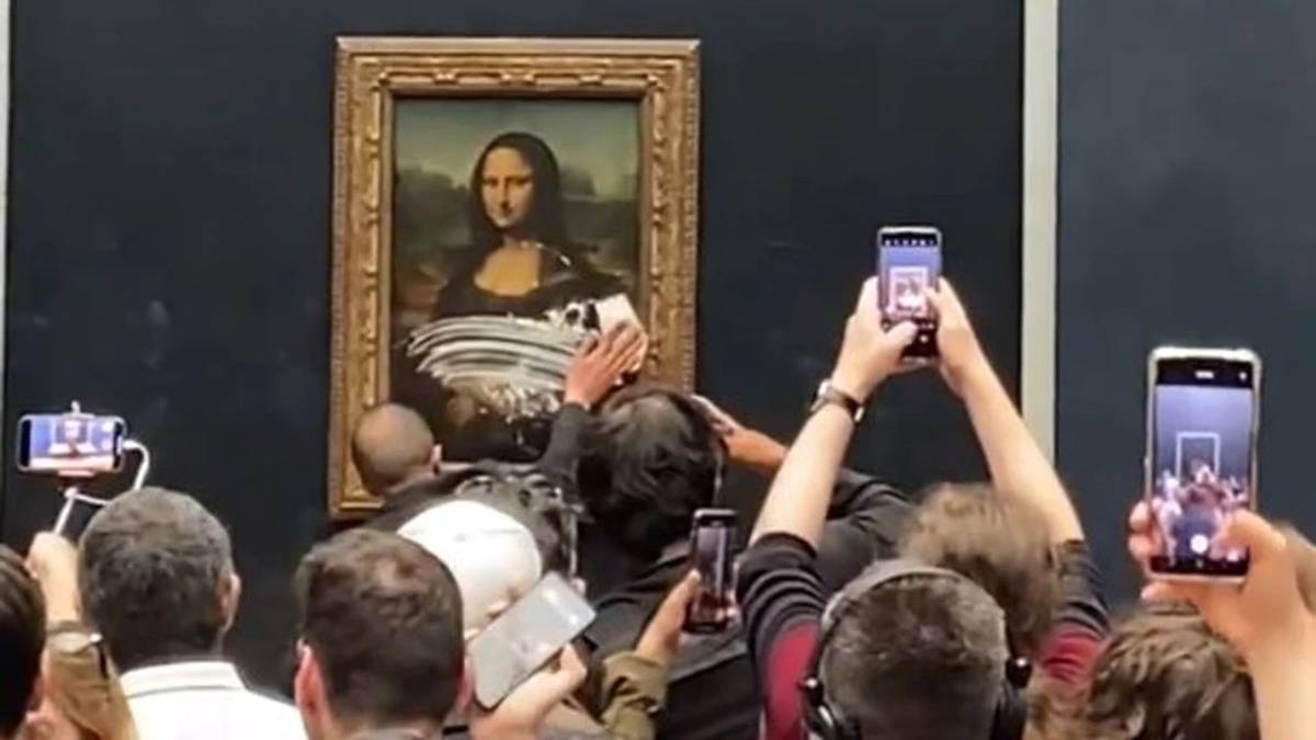 Protestujący rzuca ciastkami i różami w Mona Lisa