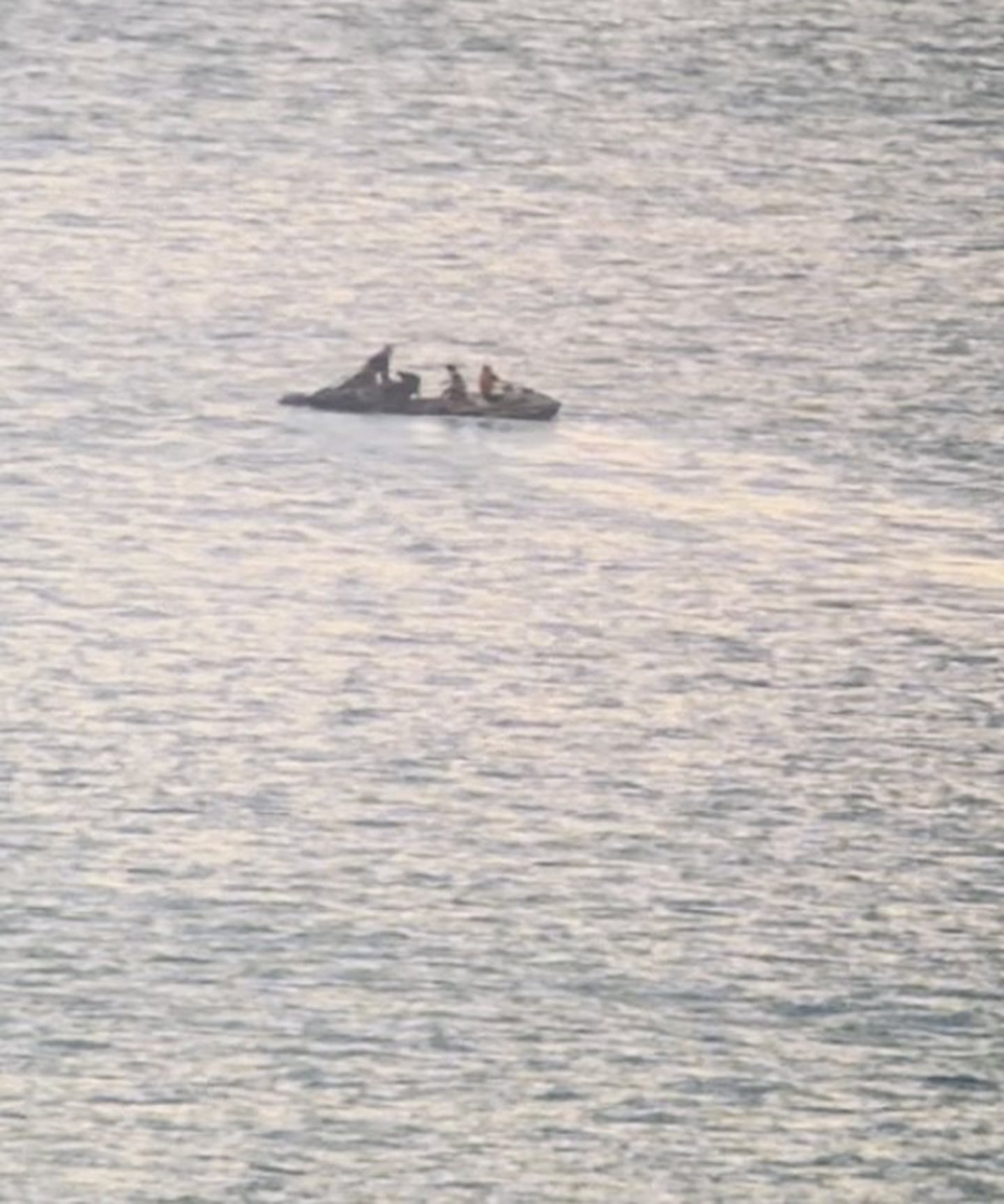两名乘坐水上摩托艇的冲浪者首先冲向跳伞运动员。 照片/提供