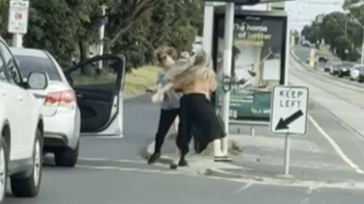 Szokujący moment rzucający kobiety w wir ulicznej bójki