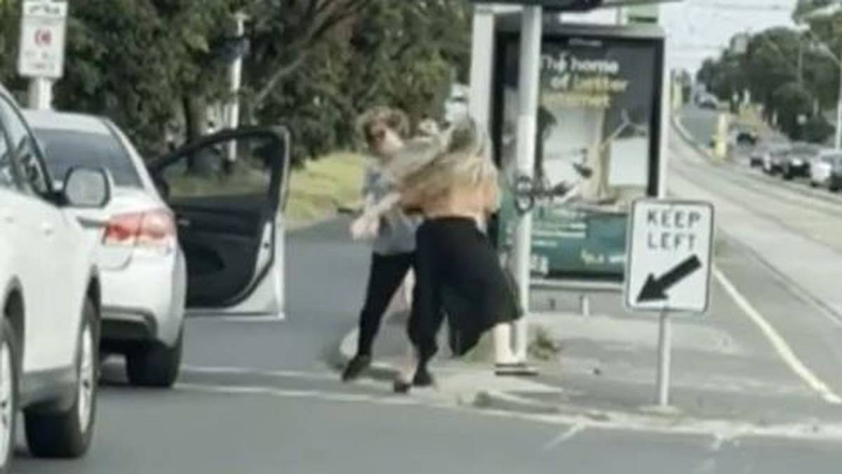 Impactante momento en que mujeres son derribadas en pelea callejera