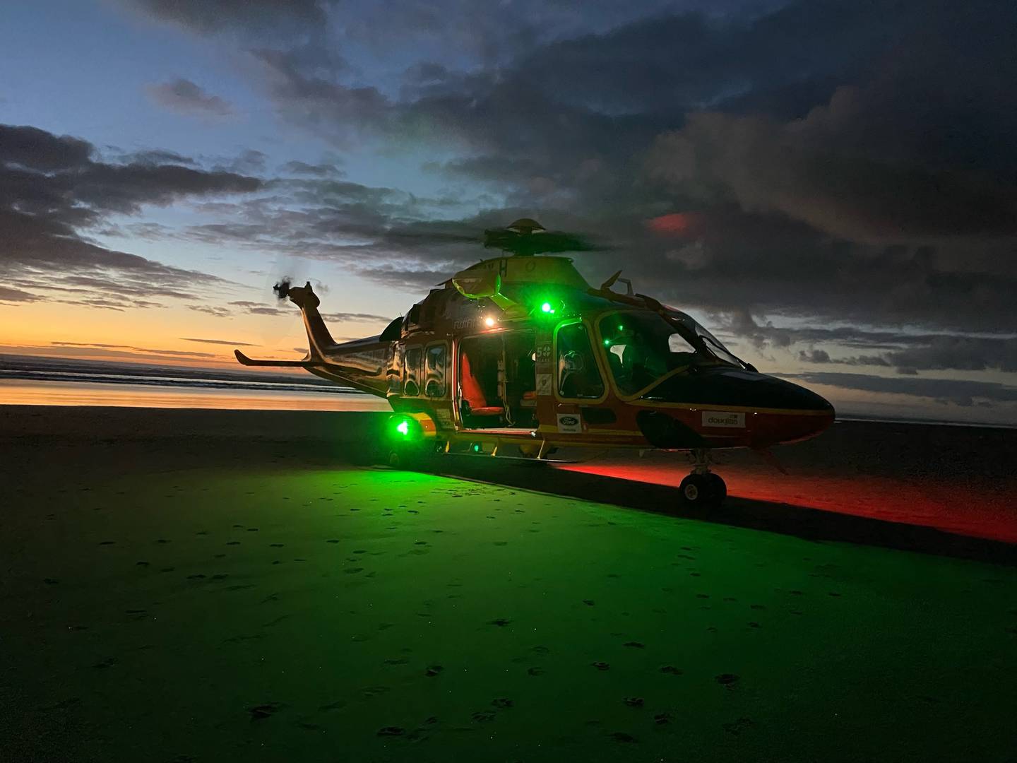 一名 20 多岁的男子中度受伤，被送往奥克兰医院。 照片/奥克兰西太平洋救援直升机