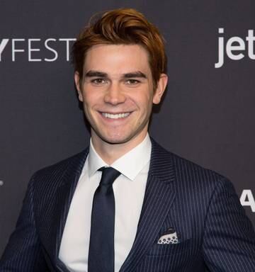 Kj Apa And New Model Girlfriend Clara Berry Go Full Pda Nz Herald