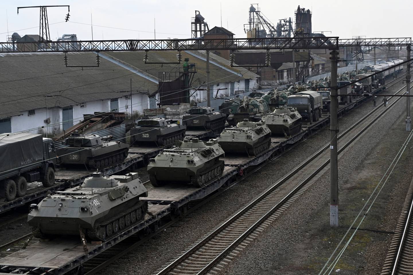 俄罗斯装甲车在距离俄乌边境不远地区的一个火车站被装载到铁路站台上。 照片/美联社