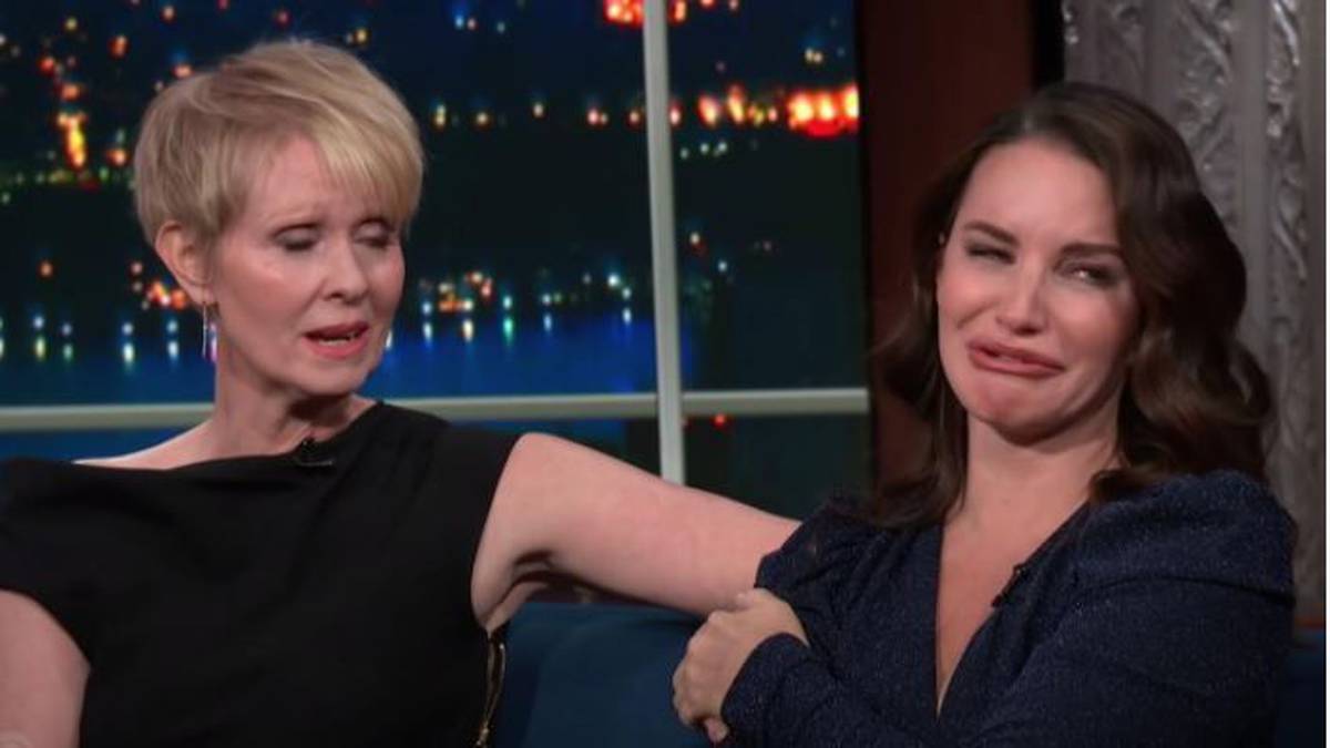 Kristin Davis menangisi kematian Willie Garson di The Late Show with Stephen Colbert