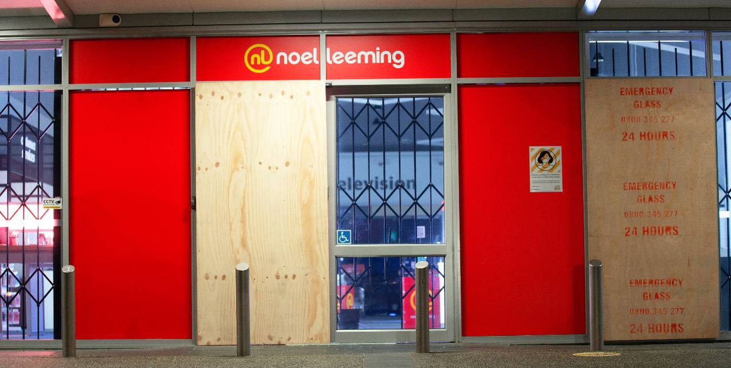Silverdale的Noel Leeming商店用木板封起来。 照片/海登伍德沃德