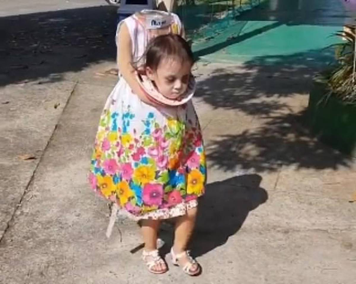 Is This The Best Halloween Costume Ever Two Year Old S Headless Outfit Goes Viral Nz Herald