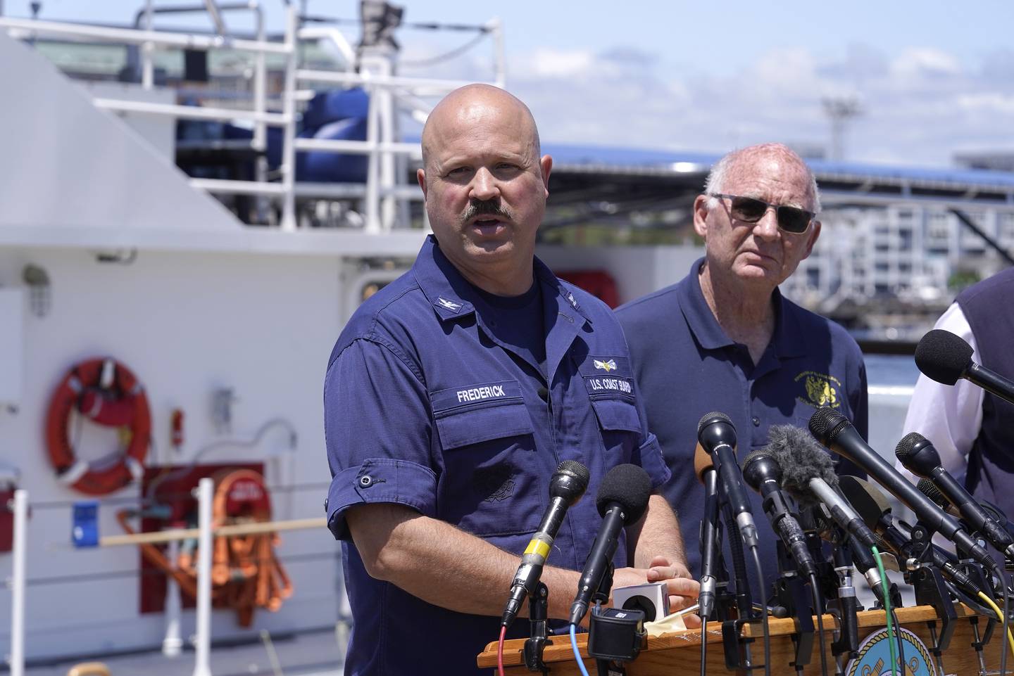 美国海岸警卫队队长杰米·弗雷德里克（左）和美国海军民事承包商打捞主管保罗·汉金斯（右）在波士顿海岸警卫队基地举行的新闻发布会上。 照片 / 史蒂文塞内，美联社