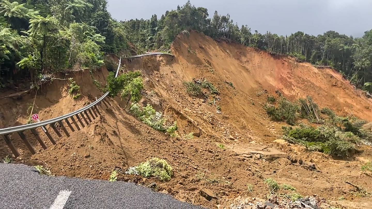 在 25a 国道 SH25a Kopu 的顶端滑到 Hikuai 路。 照片/斯科特·辛普森