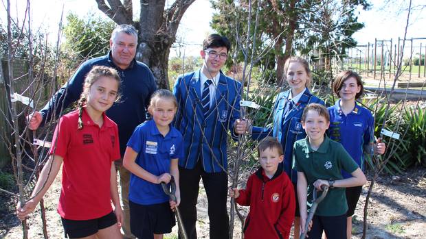 New Zealand Apples & Pears capability manager Erin Simpson with school students. Photo / Supplied 