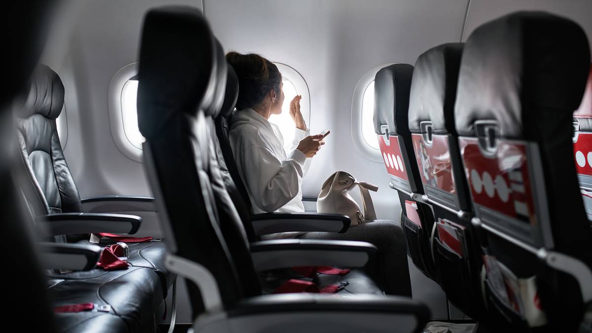 Photo of Un passager américain sent un étranger dans un avion pendant le vol