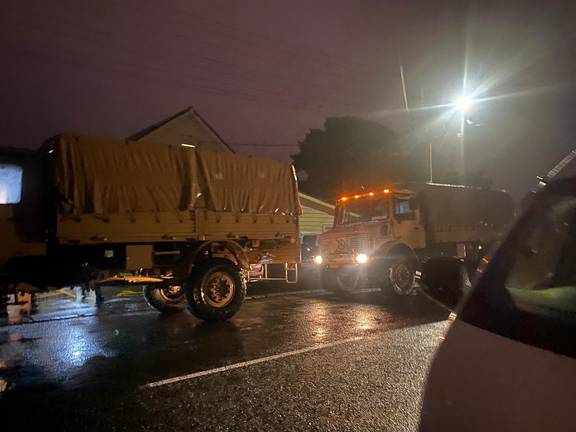 已有 200 多名军事人员驻扎在该岛周围，帮助将物资运送到偏远地区。 照片/新西兰国防军