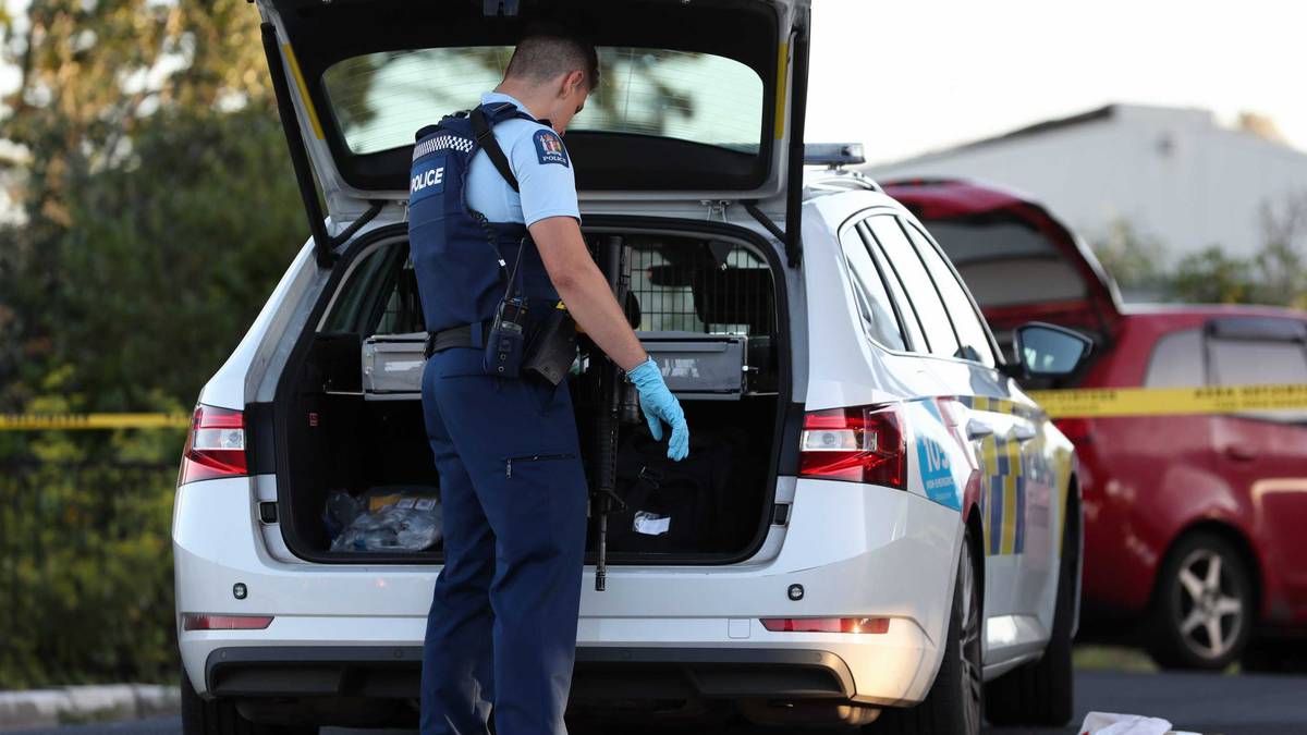Uzbrojona policja reaguje na „poważny incydent”, który miał miejsce na stacji benzynowej w Auckland, z których jeden trafił do szpitala w stanie krytycznym