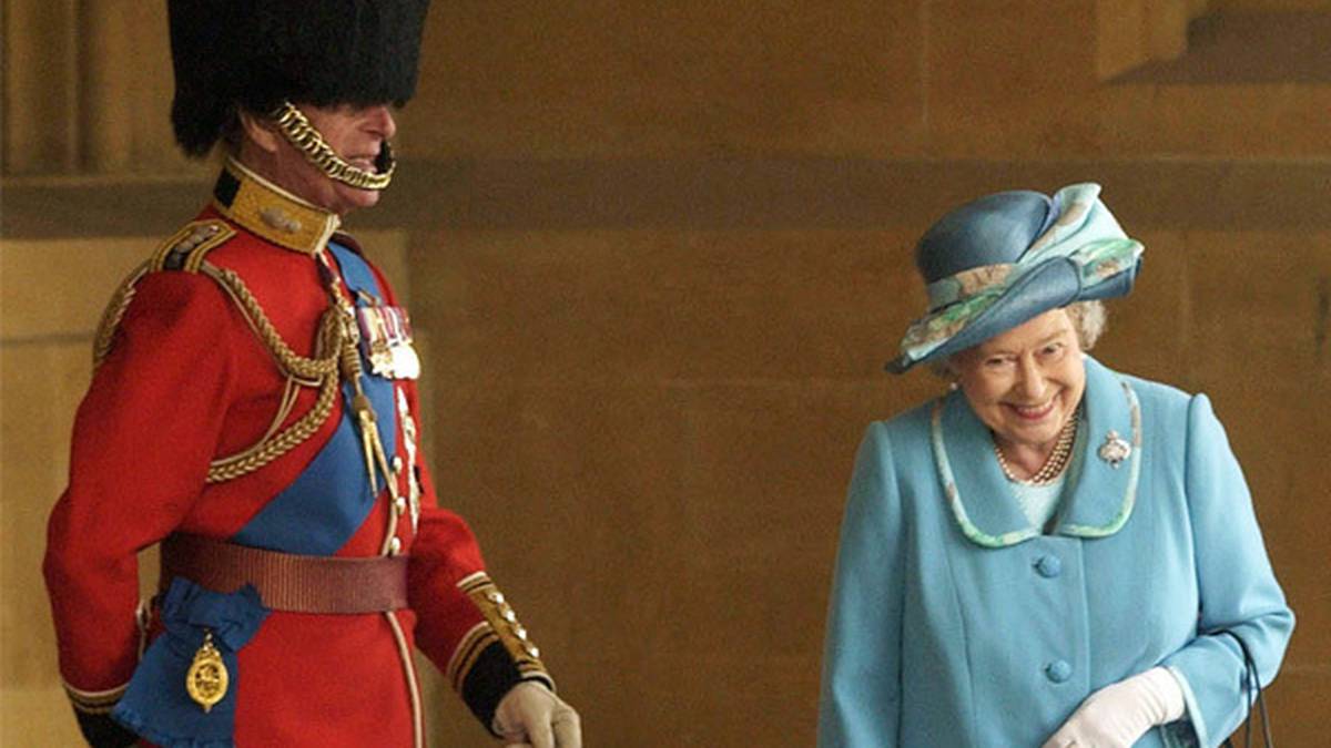 La reine Elizabeth meurt: la photo montre la reine se moquant des abeilles, pas le prince Philip