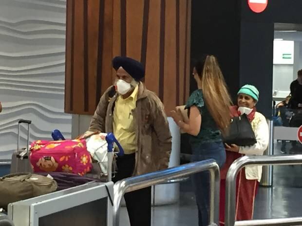 Passengers arriving at Auckland are wearing masks. Photo / Simon Collins