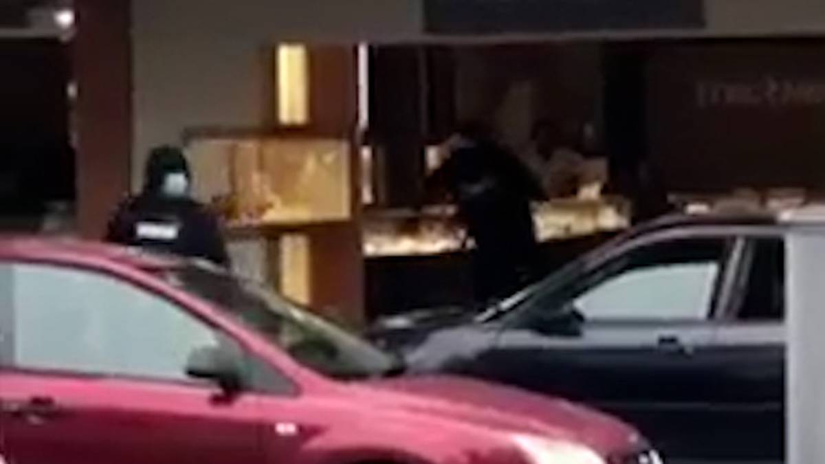 Daytime robbery of New Plymouth Michael Hill Jewellers caught on