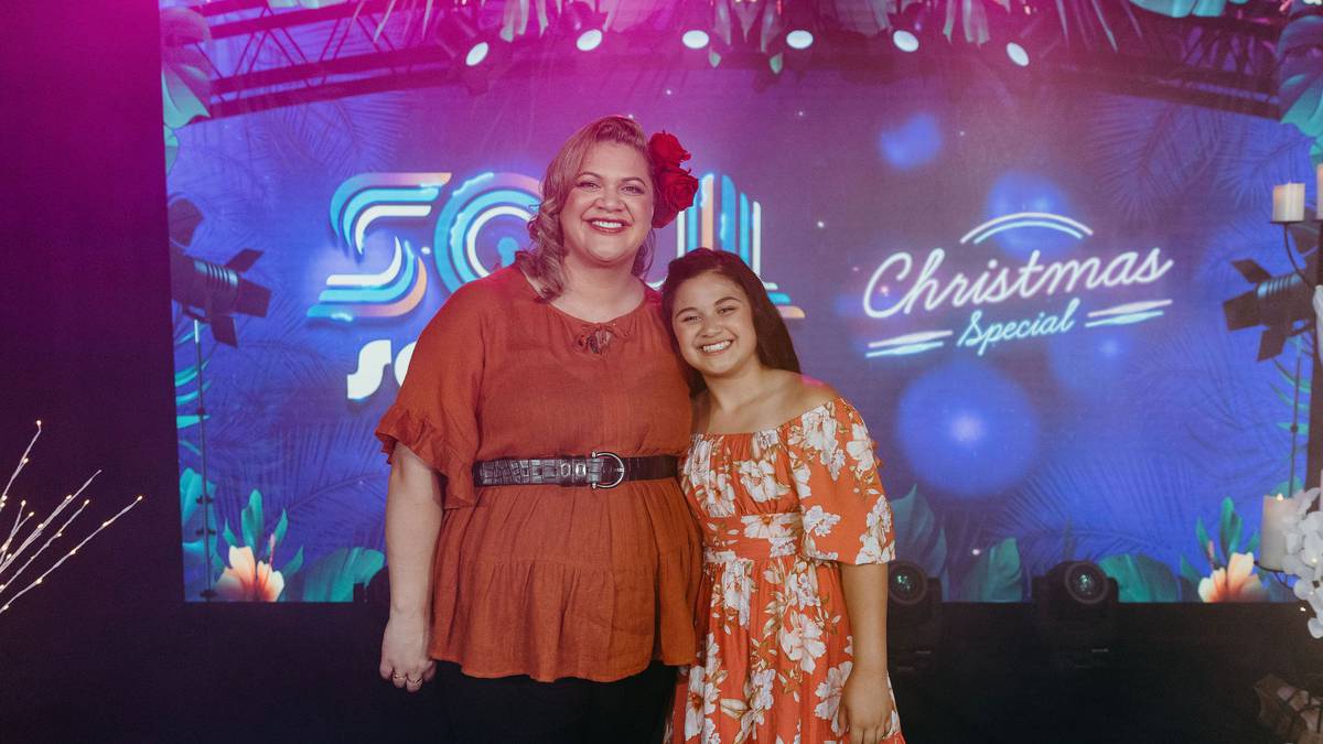 Ibu dan anak Pasifik menyebarkan keceriaan Natal melalui lagu