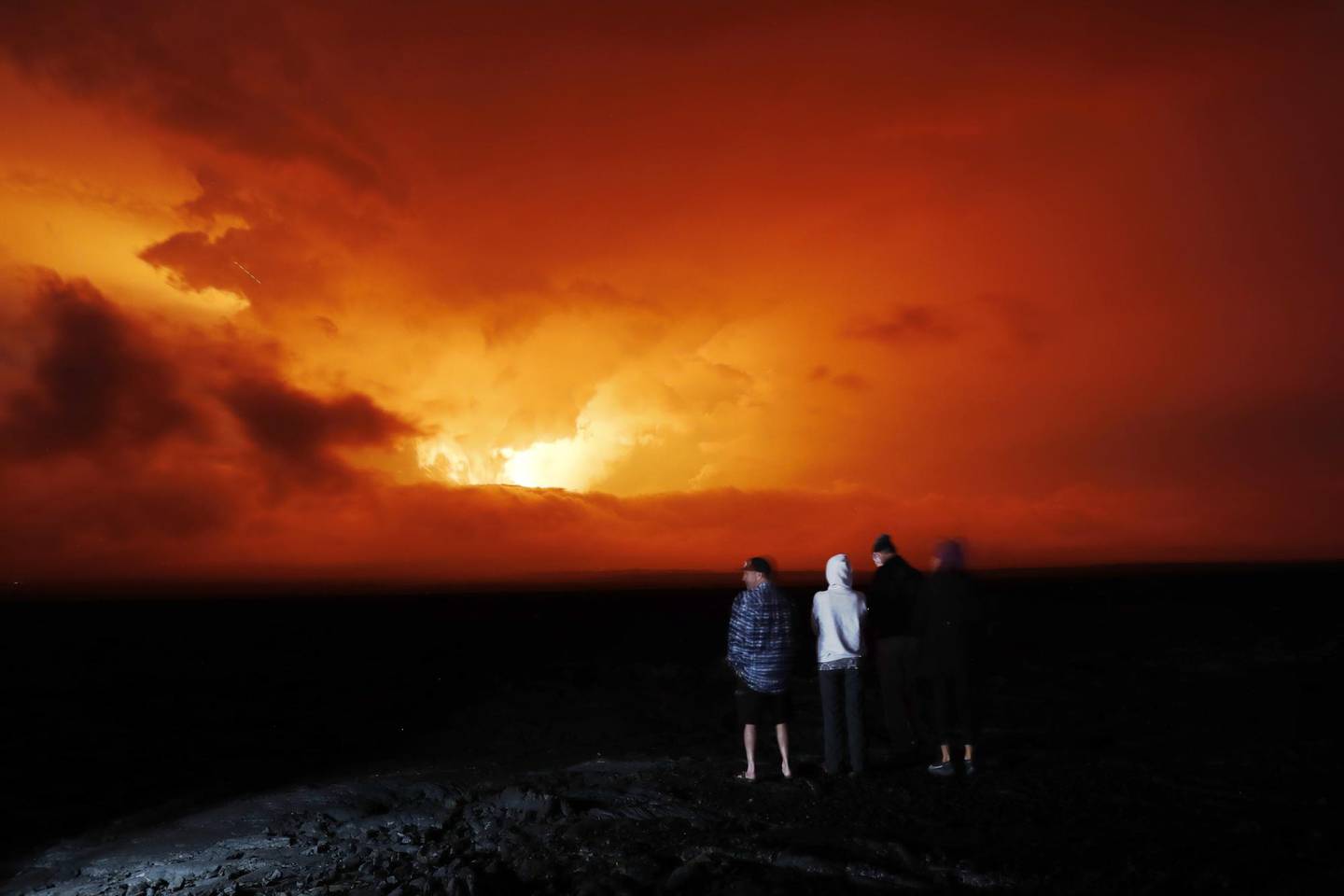 火山喷发已成为夏威夷大岛上的一项观赏性运动。 照片 / Marco Garcia，美联社