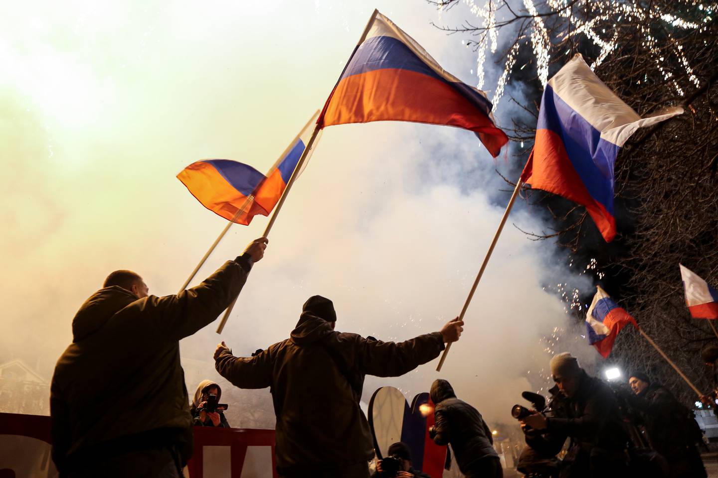 Европа против руси. Майдан 2014. Россия против Украины. Человек с флагом.