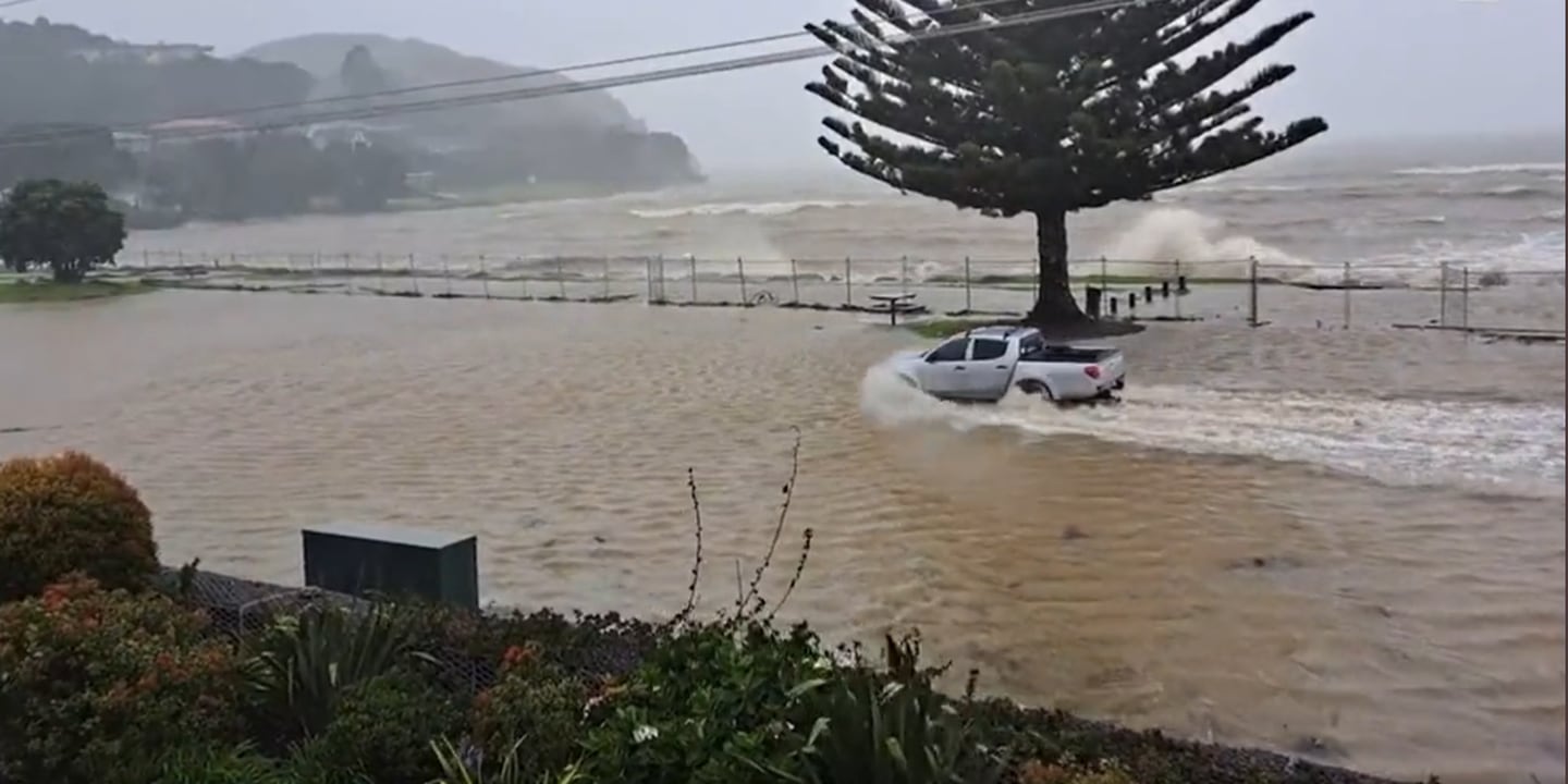 飓风加布里埃尔抵达新西兰时，一辆皮卡车驶过科罗曼德尔怀蒂昂格上涨的洪水。 照片/提供