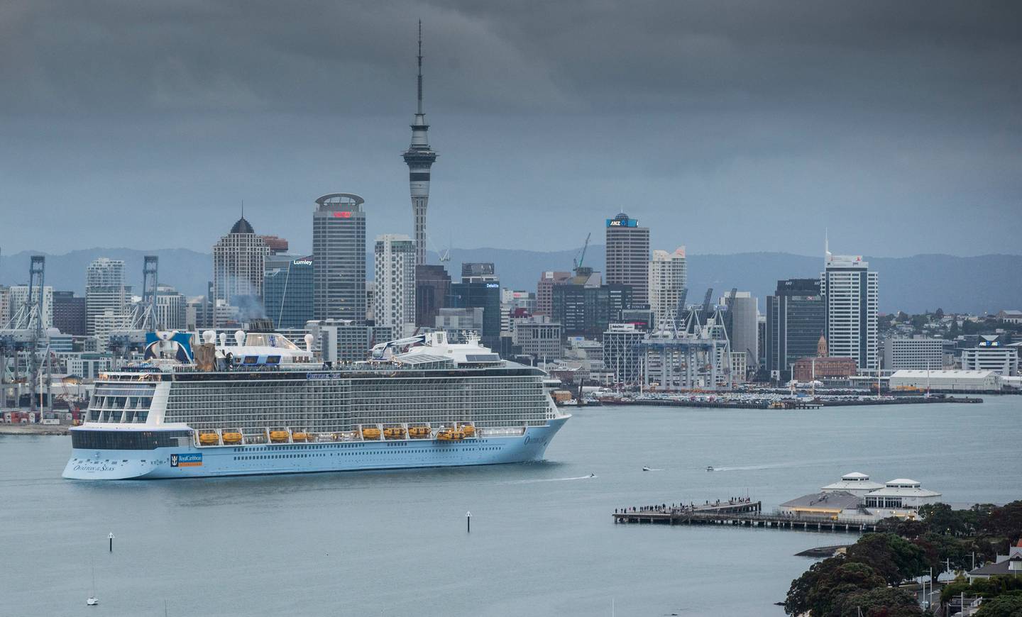 皇家加勒比的巨型邮轮 Ovation of the Seas 是世界上第四大游轮，也是新西兰最大的游轮，即将驶入奥克兰。 照片/新西兰先驱报