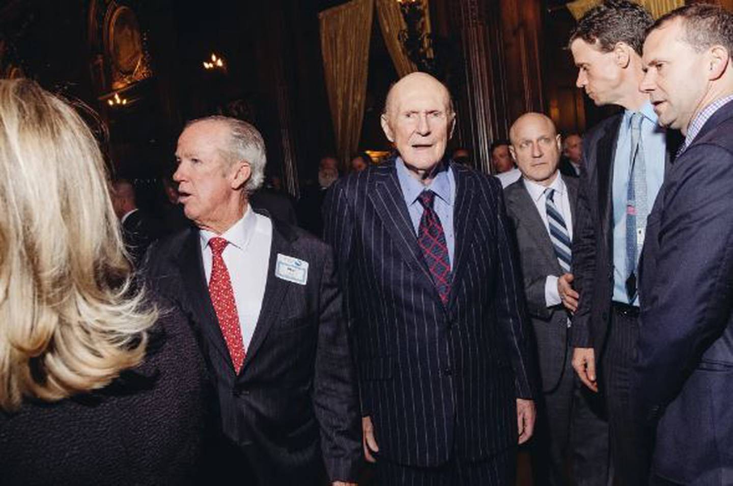 罗伯逊（左二）于 2019 年在曼哈顿举行的筹款晚会上。照片/克里斯托弗·李，《纽约时报》
