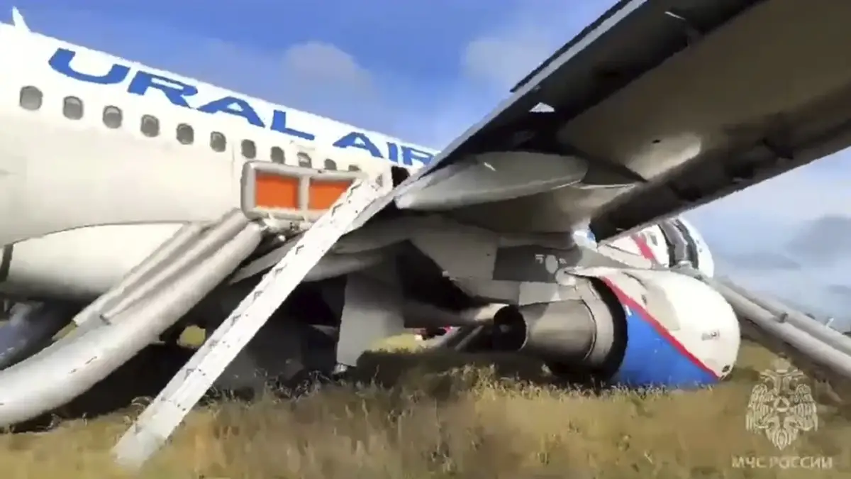 Российский Airbus A320 совершил вынужденную посадку в поле с перепуганными пассажирами