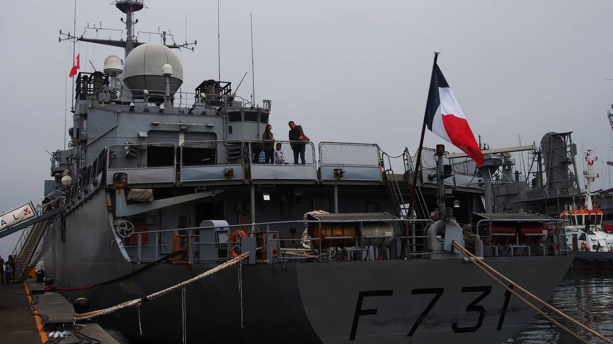 Pazartesi!  Bir Fransız savaş gemisi, sahil güvenlik gönüllüleri tarafından Yeni Zelanda açıklarında Hauraki Körfezi’nde görüldü.