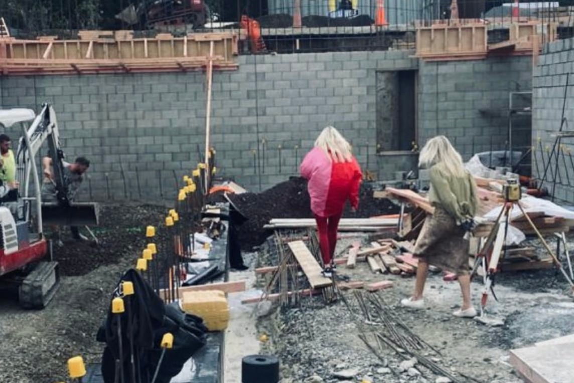 Shelley Ferguson and Anna Mowbray on the construction site of Anna Mowbray's Auckland mansion. 
