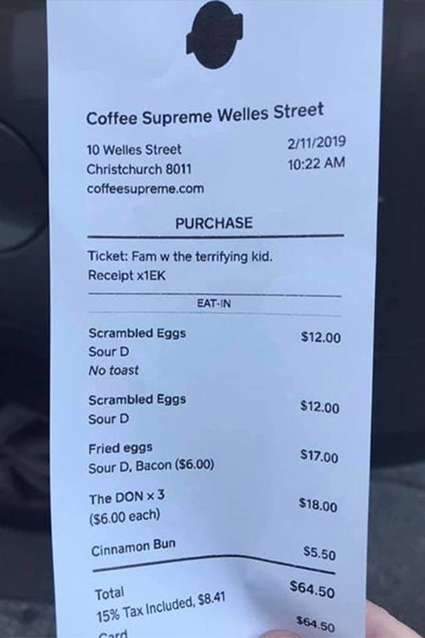 An employee left a nasty note on the family's receipt. Photo / Kim Sze / Facebook