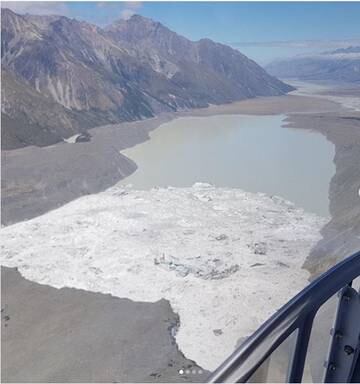 Massive Ice Release Into Tasman Glacier Lake At Aoraki Mt