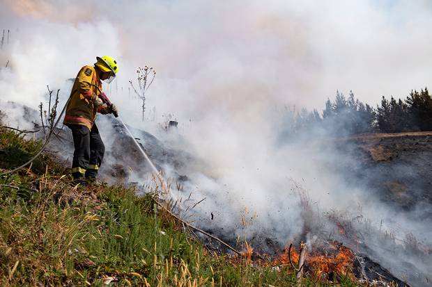 NZ Defence Force Fire Fighters help to combat the Richmond fire near nelson. Photo / Chad Sharman