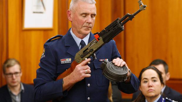Police Senior Sergeant Paddy Hannan shows MPs at a parliamentary select committee a gun configuration that would be banned under the new legislation. Photo / AP