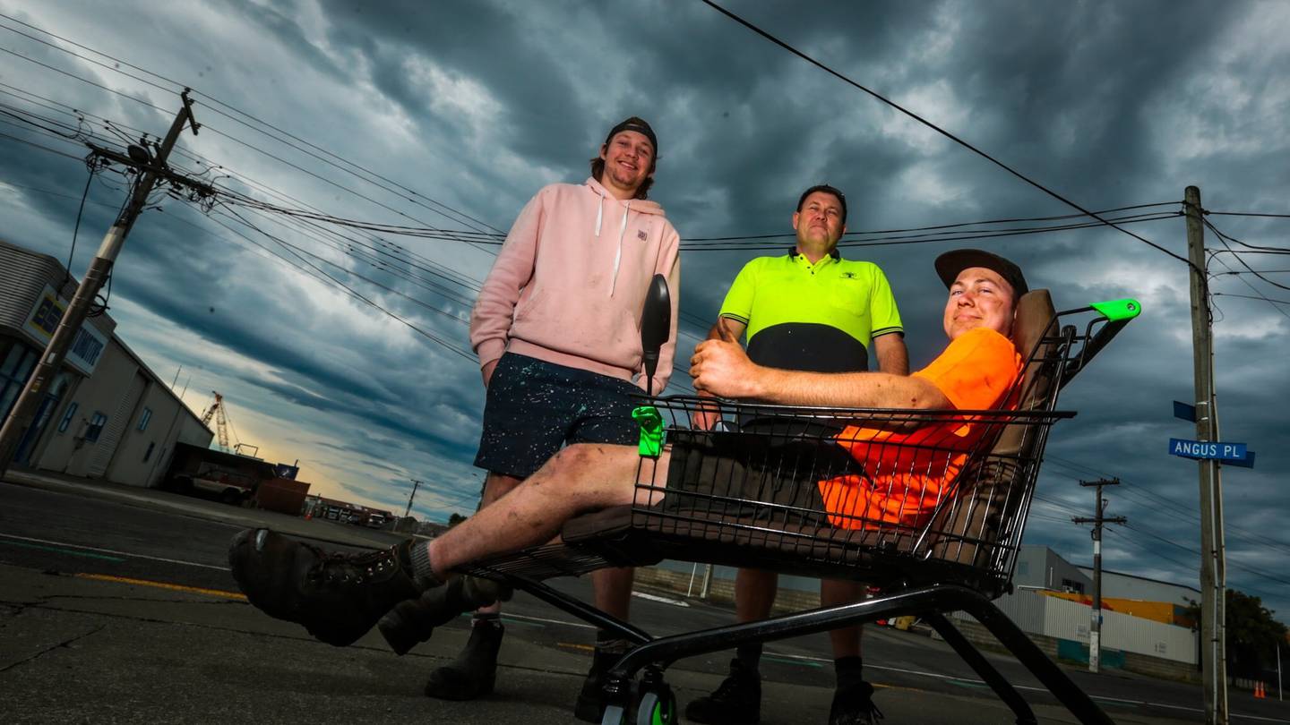 Nicolas (à esquerda), Sean e Zach Overend estão vendendo sua criação com metade dos lucros indo para a caridade.Foto / Paul Taylor