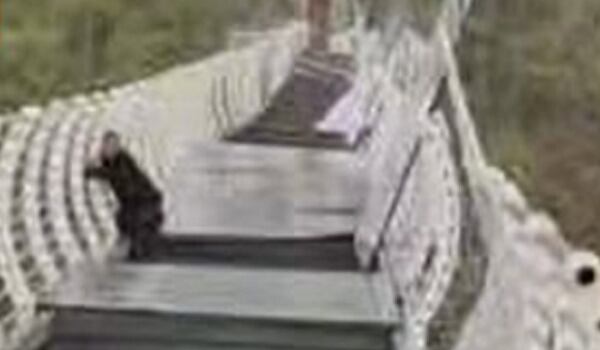 Un touriste se bloque après l’écrasement d’un pont de verre en Chine