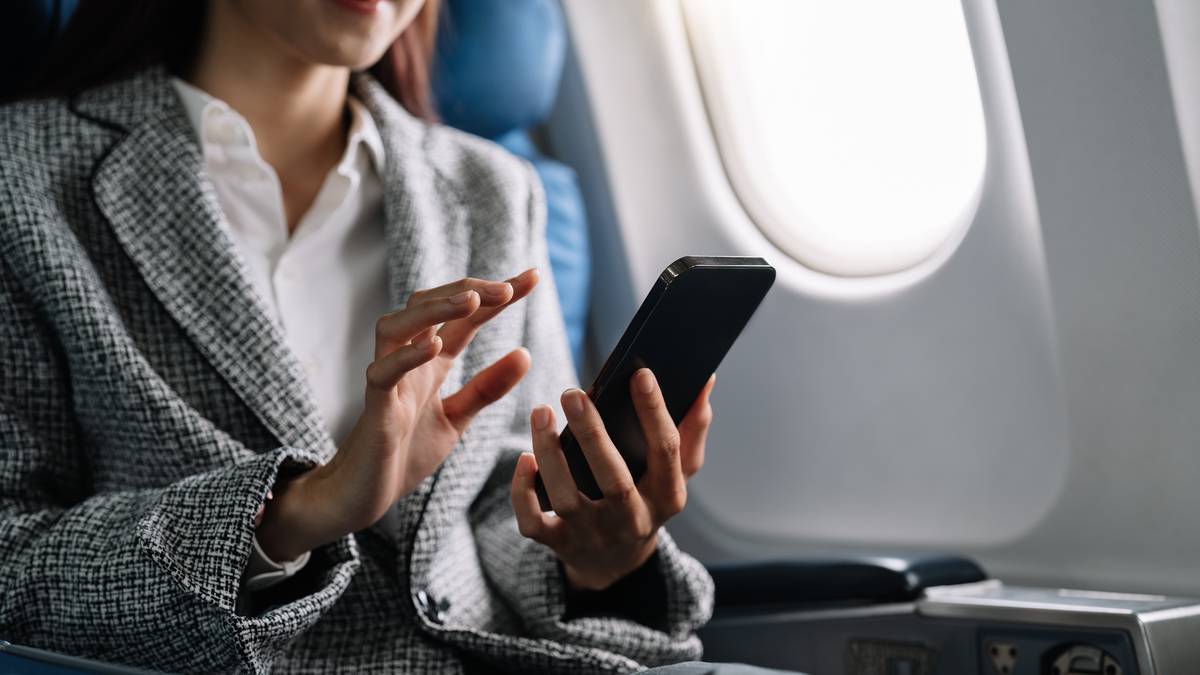 الترفيه على متن الطائرة: TikToker يثير جدلاً عبر الإنترنت بعد انتشار اختراق السفر على نطاق واسع
