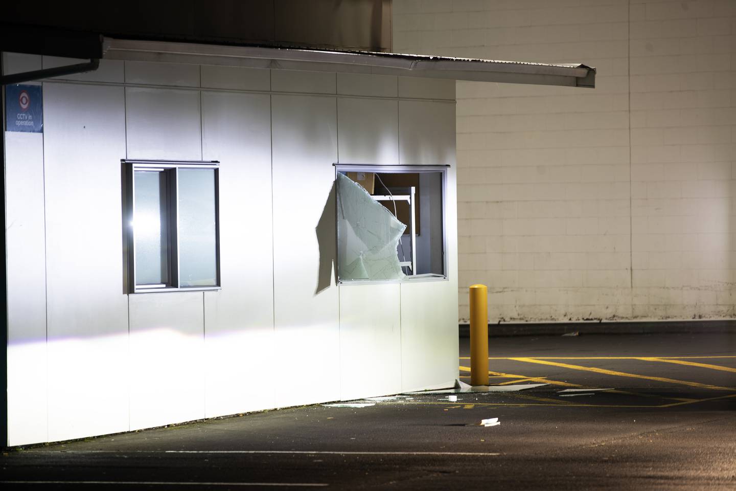 赛百味 Rosedale 分店的窗户被打碎。 照片/海登伍德沃德