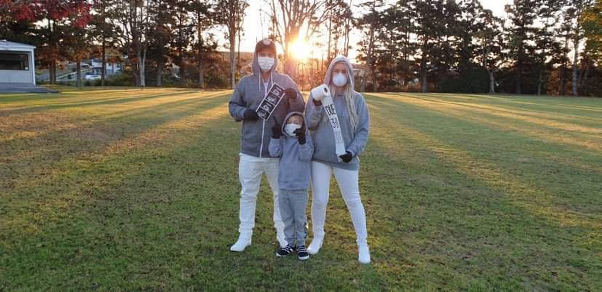 Covid 19 Coronavirus Auckland Couple S Lockdown Themed Pregnancy