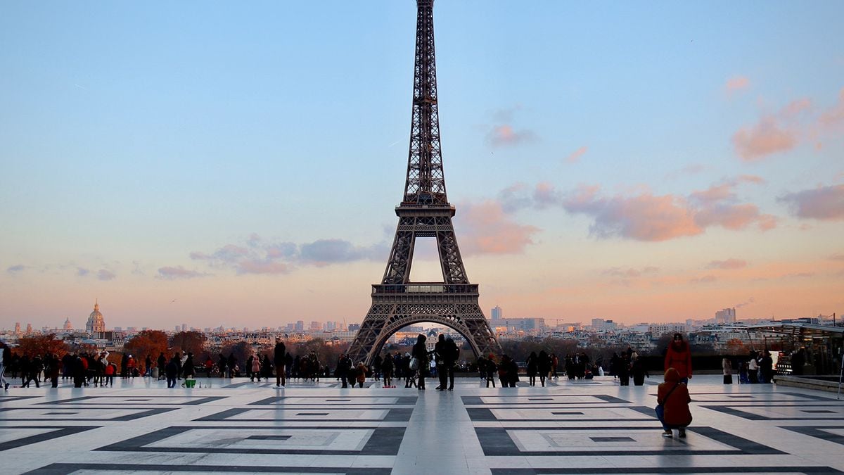 Emily passe des vacances inspirées par Paris pour accueillir ses fans en France