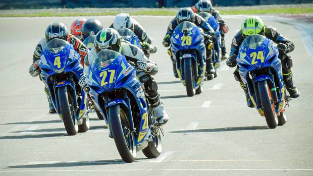 Whanganui teenager Caleb Gilmore (27) leads the tight pack of Gixxer riders at Manfeild at the weekend with fellow Whanganui racer Cameron Goldfinch (28) in close pursuit. Photo / Andy McGechan, BikesportNZ.com