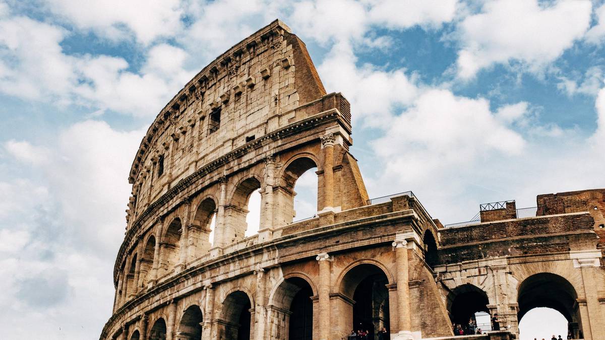 Turis AS masuk ke Colosseum Roma untuk minum bir