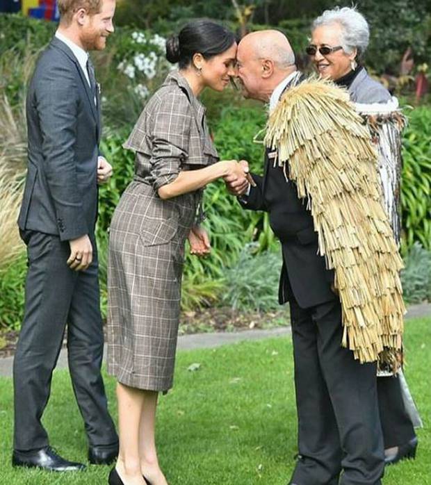 Meghan, Duchess of Sussex wearing @karenwalker for her nz visit. 