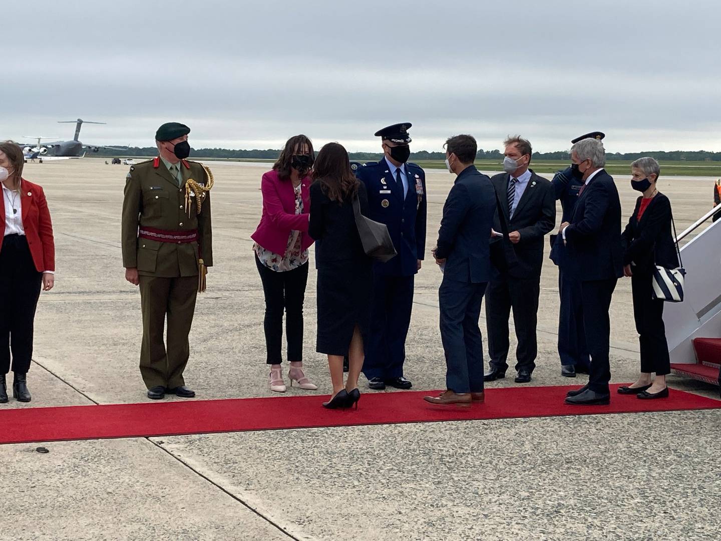 PM Jacinda Ardern、Clarke Gayford、贸易部长 Damien O'Connor 和新西兰驻美国大使 Rosemary Banks 在华盛顿特区登上 RNZAF 波音飞机时受到欢迎。 照片/克莱尔特雷维特