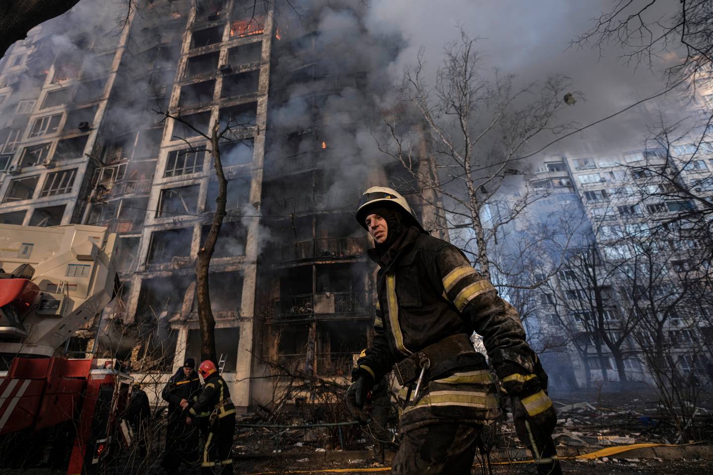 3月15日，在乌克兰基辅的一个住宅区发生爆炸事件后，一名消防员走出一栋被毁的公寓楼。照片/美联社